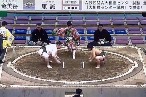 Võ sĩ 16 tuổi quật ngã đối thủ to gấp đôi mình trở thành hiện tượng, gây sốt mạng xã hội