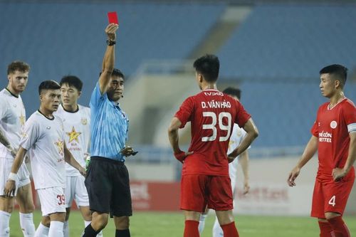 Những tật xấu đang hủy hoại V-League