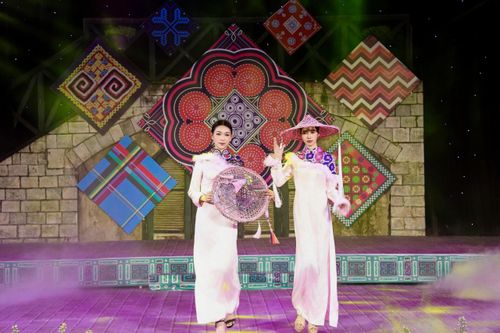 Nhà thiết kế Thảo Giang mang sắc màu văn hóa Tày vào bộ sưu tập áo dài tại Festival Thổ cẩm Lào Cai