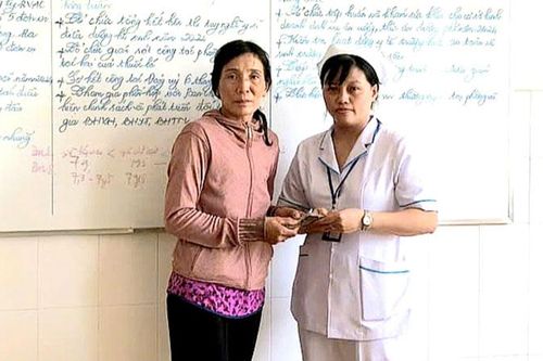 Khen thưởng hộ lý và điều dưỡng trả lại của rơi