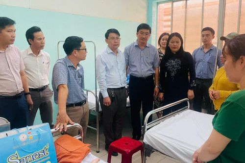 Làm mất mũ bảo hiểm, nữ sinh lớp 7 bị đánh hội đồng