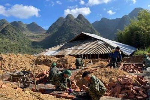 Gần 100 cán bộ, chiến sĩ Bộ CHQS tỉnh Cao Bằng xây nhà tái định cư giúp người dân