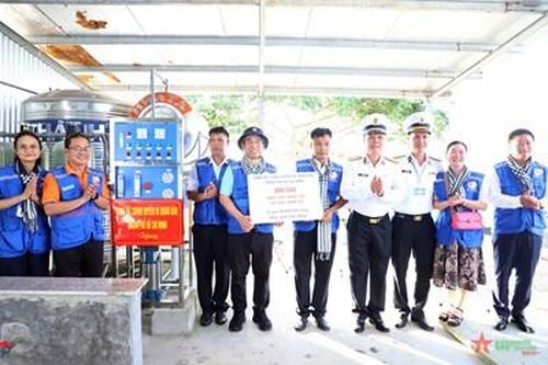 Đoàn đại biểu TP Hồ Chí Minh thăm, động viên quân và dân trên đảo Nam Du và đảo Hòn Chuối