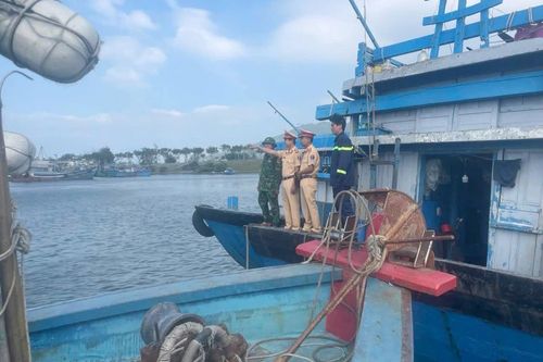 Cảnh sát giao thông chủ động hướng dẫn phương tiện tàu thuyền neo đậu phòng tránh bão số 7