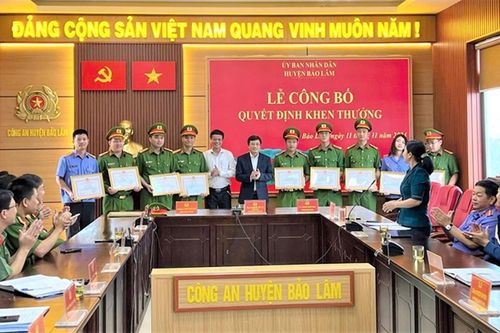 Khen thưởng các cá nhân bắt nhóm khai thác gỗ trái phép