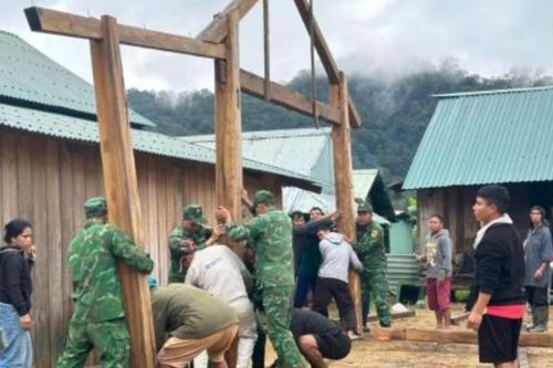Hỗ trợ di dời nhà cho 2 gia đình có nguy cơ cao bị đất đá sạt lở tới nơi an toàn