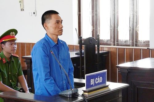 Xộ khám vì giấu 'chó lửa'