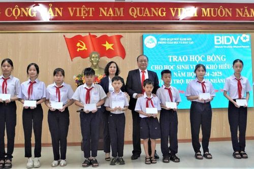 Ngân hàng TMCP Đầu tư và Phát triển Việt Nam Chi nhánh Đà Nẵng tặng học bổng cho học sinh nghèo vượt khó