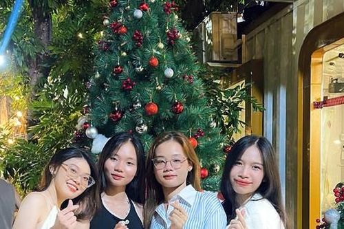 Bạn trẻ Sài Gòn hào hứng check-in Giáng sinh sớm