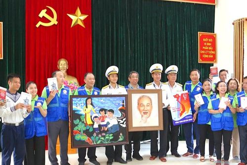 Đoàn công tác TPHCM thăm cán bộ, chiến sĩ và nhân dân đảo Hòn Chuối