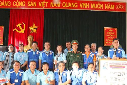 Đoàn công tác TPHCM thăm, tặng quà cán bộ, chiến sĩ và nhân dân đảo Nam Du