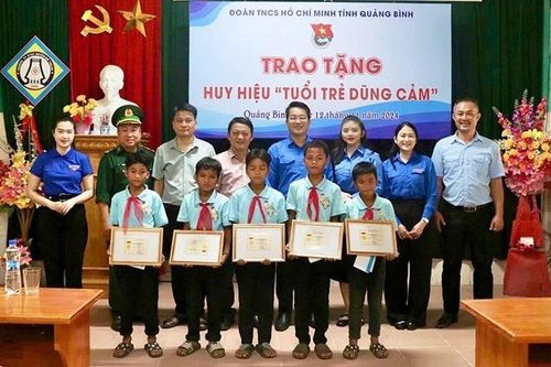Trao Huy hiệu 'Tuổi trẻ dũng cảm' cho 5 đội viên cứu người đuối nước