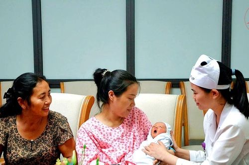 Em bé đầu tiên thụ tinh trong ống nghiệm tại Vĩnh Phúc chào đời