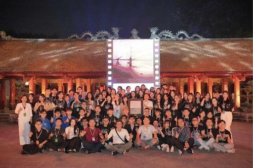 Họa sỹ Kim Đức trưng bày bản sao bức tranh 'Vỏ Tương Lai' tại Liên hoan Phim quốc tế Hà Nội – HANIFF VII