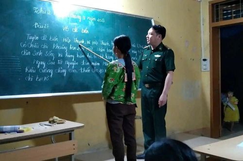 Thầy giáo quân hàm xanh miệt mài 'cõng chữ' lên non cao