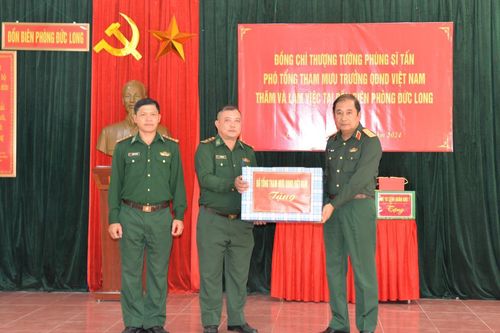 Thượng tướng Phùng Sĩ Tấn thăm, làm việc tại Đồn Biên phòng Đức Long