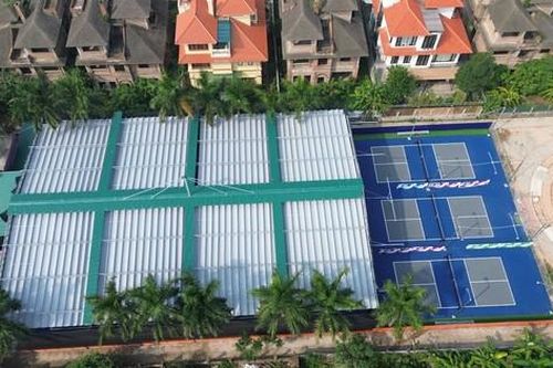 Hà Nội: Quây tôn chiếm gọn vỉa hè làm bãi xe trái phép, đất công viên, cây xanh biến thành sân pickleball