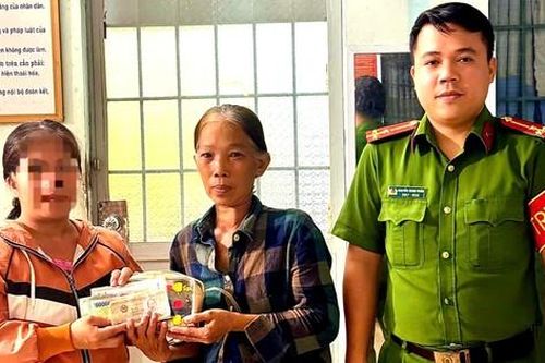 Người phụ nữ nghèo nhặt được tài sản lớn liền đến nhờ công an tìm chủ nhân