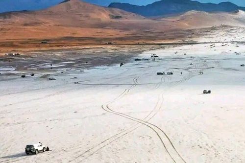 Sa mạc ở Trung Đông bất ngờ trắng xóa vì mưa tuyết chưa từng có