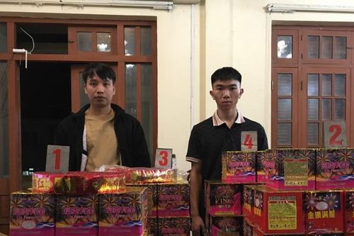 Bắt quả tang 2 thanh niên vận chuyển hơn 100kg pháo