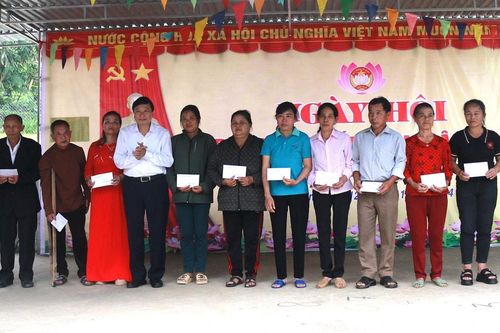 Phó Chủ tịch Thường trực UBND tỉnh Lê Hồng Vinh chung vui Ngày hội Đại đoàn kết với người dân huyện Anh Sơn