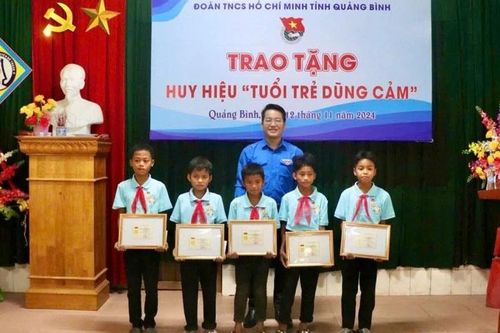 Tặng huy hiệu 'Tuổi trẻ dũng cảm' cho 5 học sinh cứu sống 2 em nhỏ đuối nước