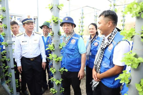 Trao tặng lực lượng vũ trang và nhân dân đảo Nam Du nhiều vật dụng thiết yếu