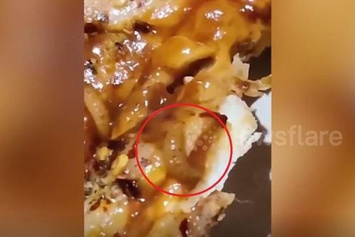 Đang ăn, người đàn ông sốc nặng khi thấy thứ đáng sợ trên pizza