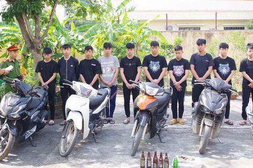 Khởi tố 10 đối tượng mang hung khí đi 'náo loạn' đường phố