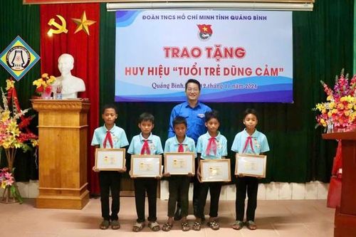 Trao Huy hiệu Tuổi trẻ dũng cảm cho nhóm học sinh cứu sống 2 em nhỏ