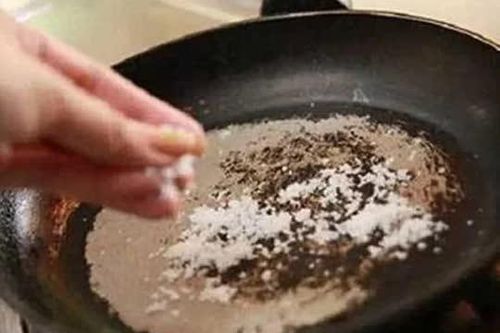 Đầu bếp lâu năm tiết lộ, rắc thứ này vào chảo đang cháy đen thui, 10 phút sau chảo sạch bất ngờ