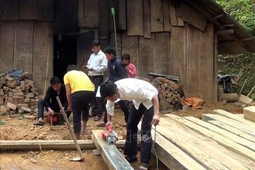 Chuyển hướng hỗ trợ 400.000 máy tính bảng sang hỗ trợ điện thoại thông minh cho hộ nghèo