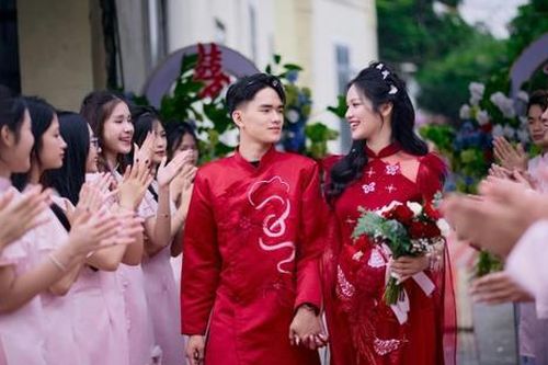 Con trai 'đại gia đồng nát' sở hữu lâu đài trăm tỷ sắp kết hôn, nhan sắc cô dâu 18 tuổi gây sốt
