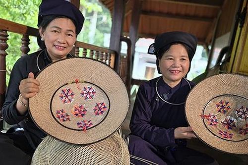 Công phu chiếc nón lá của người Tày