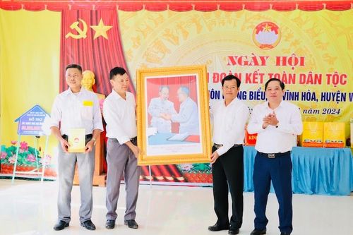 Phó Chủ tịch HĐND tỉnh Nguyễn Quang Hải chung vui Ngày hội Đại đoàn kết toàn dân tộc tại thôn Quang Biểu