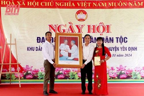 Phó Chủ tịch UBND tỉnh Đầu Thanh Tùng dự Ngày hội Đại đoàn kết toàn dân tộc tại thôn Tân Sen