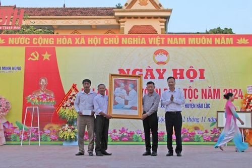 Phó Chủ tịch Thường trực UBND tỉnh Nguyễn Văn Thi dự Ngày hội Đại đoàn kết toàn dân tộc tại thôn Minh Hùng