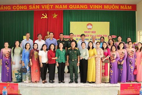 Chỉ huy trưởng Bộ Chỉ huy Quân sự tỉnh dự Ngày hội Đại đoàn kết toàn dân tộc ấp Long Định
