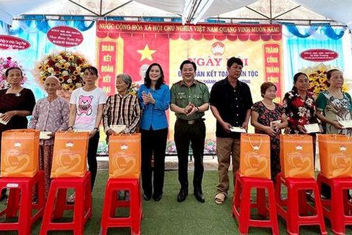 Giám đốc Công an tỉnh và Chủ tịch UBMTTQVN tỉnh dự ngày hội đại đoàn kết tại huyện An Phú