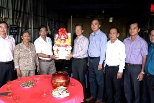 Bí thư Tỉnh ủy thăm, tặng quà gia đình chính sách trên địa bàn TP. Châu Đốc