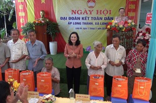 Chủ tịch UBMTTQVN tỉnh dự Ngày hội Đại đoàn kết toàn dân tộc ấp Long Thành
