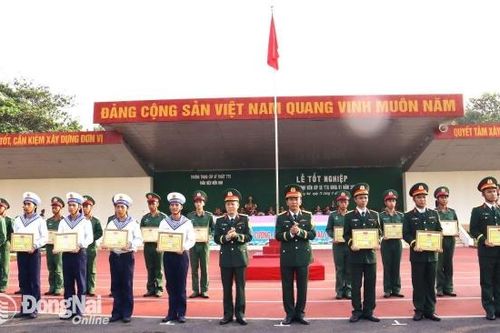 722 học viên tốt nghiệp khóa đào tạo thành viên kíp xe tăng thiết giáp