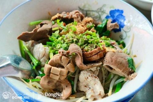 Quán hủ tiếu gần 50 năm tuổi ở Bửu Long có gì đặc biệt mà xe máy, xe hơi đậu kín trước quán?