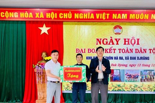 Chủ tịch Ủy ban MTTQ Việt Nam tỉnh Gia Lai Trần Minh Sơn dự Ngày hội Đại đoàn kết toàn dân tộc thôn Hà Ra