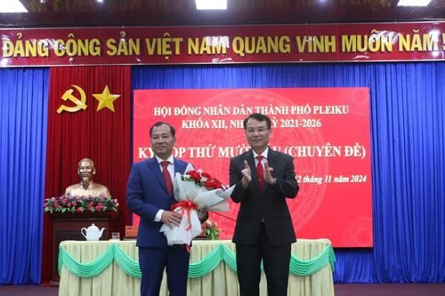 Ông Đoàn Hữu Dũng được bầu giữ chức Chủ tịch UBND TP. Pleiku