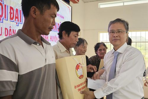 Ông Trần Hòa Nam dự Ngày hội Đại đoàn kết toàn dân tộc tại xã Vạn Thạnh