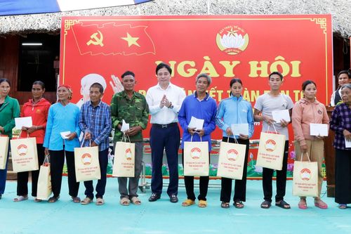 Phó Bí thư Thường trực Tỉnh ủy Nguyễn Khắc Toàn dự Ngày hội Đại đoàn kết toàn dân tộc tại Khu dân cư thôn Hòn Dung
