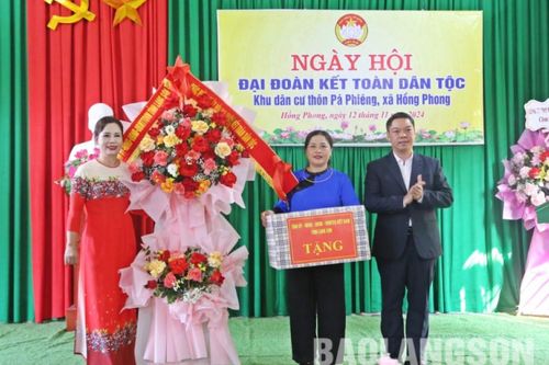 Lãnh đạo UBND tỉnh; lãnh đạo Ban Tuyên giáo Tỉnh ủy dự ngày hội đại đoàn kết tại huyện Cao Lộc
