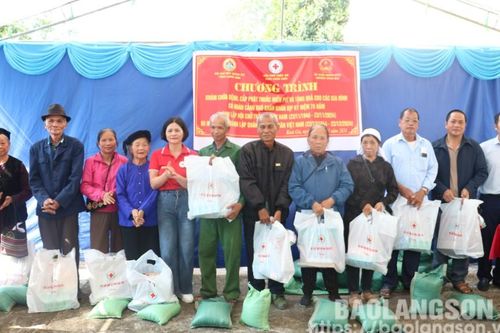 Hội Chữ thập đỏ tỉnh phối hợp tổ chức chương trình khám chữa bệnh, cấp phát thuốc miễn phí và tặng quà cho hộ có hoàn cảnh khó khăn tại huyện Bình Gia