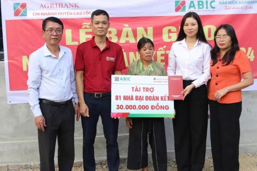 Bàn giao nhà đại đoàn kết cho hộ nghèo tại xã Hòa Cư, huyện Cao Lộc